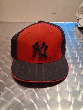 New York Yankees Two-Tone Snapback Hat - Red & Black